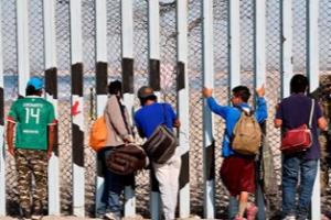 拜登就职以来美墨边境非法移民人数激增！美官员周二将前往墨西哥寻求边境移民激增解决方案