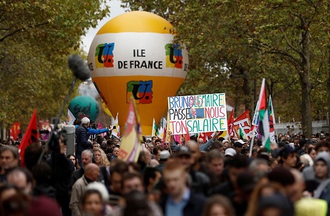 法国爆发全国性罢工！超10万人抗议要求涨薪 巴黎抗议者与警察爆发激烈冲突、至少11人被逮捕