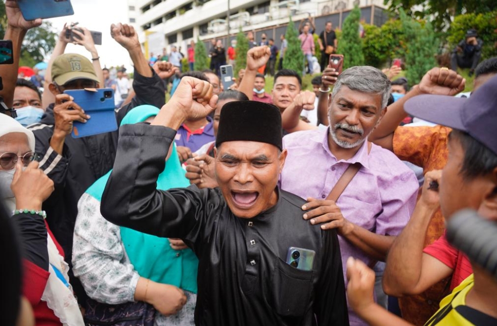 重演“513种族大屠杀”恐慌！马来西亚皇宫聚集大批民众 激动高喊“烈火莫熄”改革口号