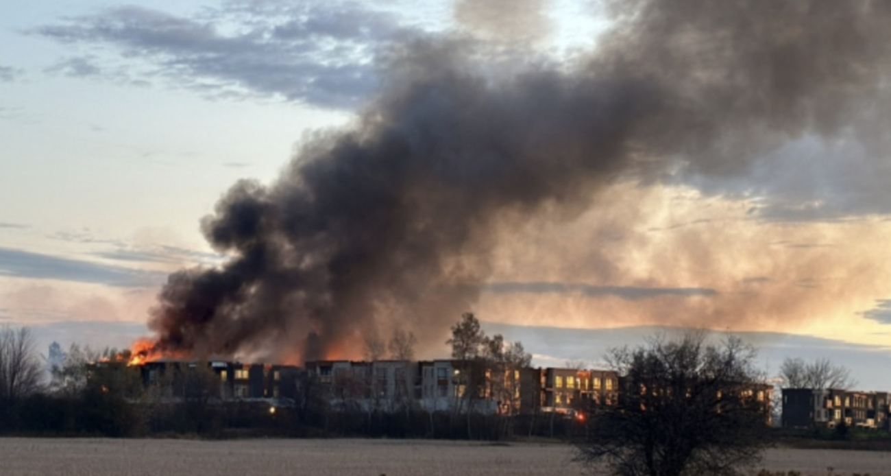 约克区凌晨突发大火！35栋镇屋被烧毁！浓烟火光漫天，附近居民被疏散